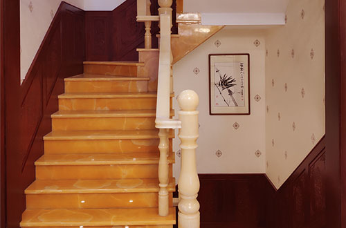 泰和中式别墅室内汉白玉石楼梯的定制安装装饰效果