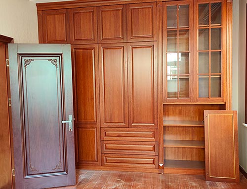 泰和中式家庭装修里定制的实木衣柜效果图